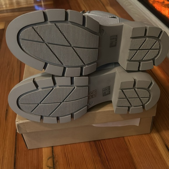 NWT! Stylish & SUPER Comfy Gray Combat Boots - Picture 4 of 9